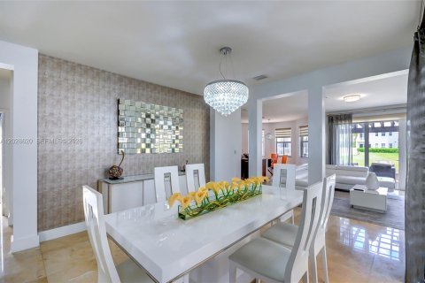House in Doral, Florida 5 bedrooms, 293.57 sq.m. № 2252050 - photo 22
