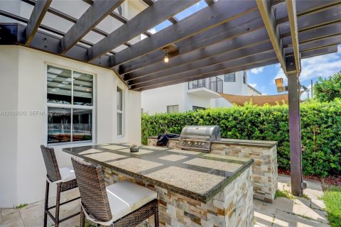 House in Doral, Florida 5 bedrooms, 293.57 sq.m. № 2252050 - photo 6
