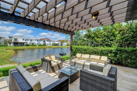House in Doral, Florida 5 bedrooms, 293.57 sq.m. № 2252050 - photo 10