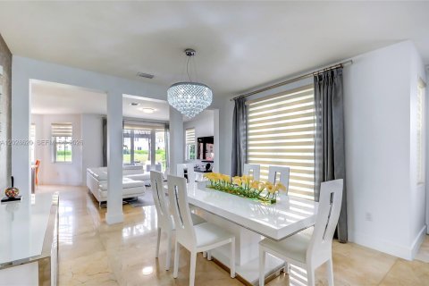 House in Doral, Florida 5 bedrooms, 293.57 sq.m. № 2252050 - photo 21