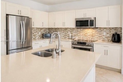 House in Doral, Florida 5 bedrooms, 293.57 sq.m. № 2252050 - photo 2