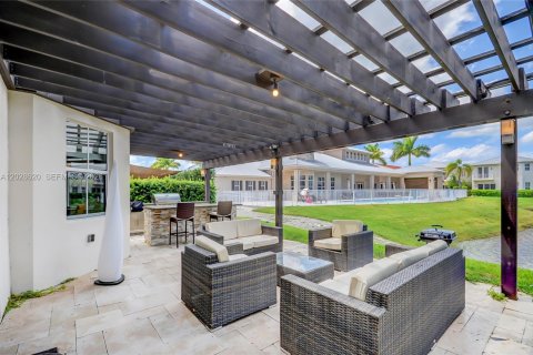 House in Doral, Florida 5 bedrooms, 293.57 sq.m. № 2252050 - photo 11