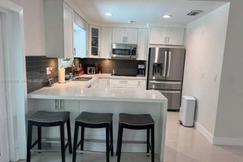 Casa en alquiler en Miami, Florida, 3 dormitorios, 188.41 m2 № 1986518 - foto 7