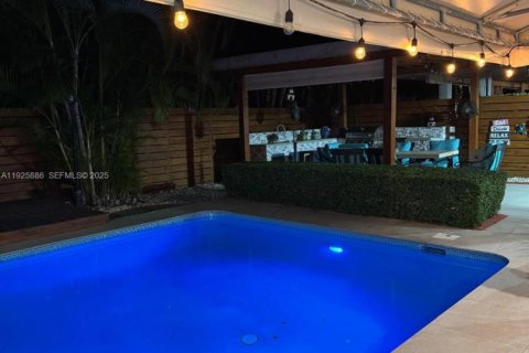 Casa en alquiler en Miami, Florida, 3 dormitorios, 188.41 m2 № 1986518 - foto 16