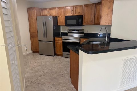 Condominio en alquiler en Coral Springs, Florida, 2 dormitorios, 91.42 m2 № 2030875 - foto 9