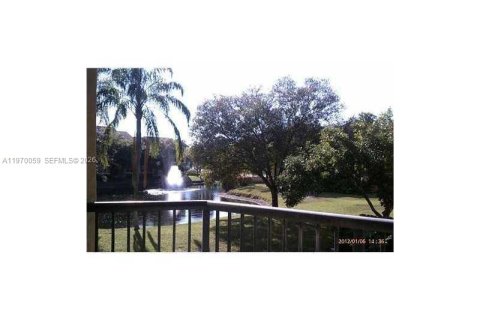 Condominio en alquiler en Coral Springs, Florida, 2 dormitorios, 91.42 m2 № 2030875 - foto 3