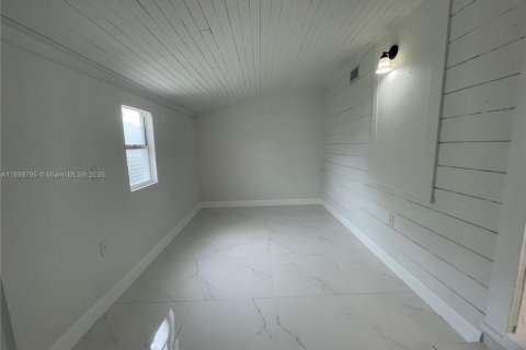 Casa en alquiler en Miami, Florida, 3 dormitorios, 99.41 m2 № 1952000 - foto 7