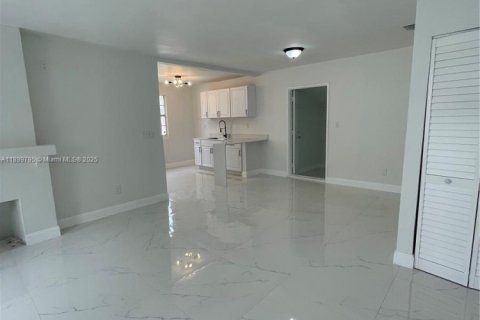 Casa en alquiler en Miami, Florida, 3 dormitorios, 99.41 m2 № 1952000 - foto 10