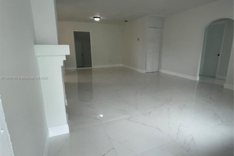 Casa en alquiler en Miami, Florida, 3 dormitorios, 99.41 m2 № 1952000 - foto 14