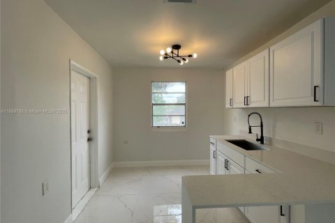 Casa en alquiler en Miami, Florida, 3 dormitorios, 99.41 m2 № 1952000 - foto 2