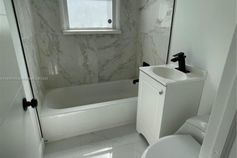 Casa en alquiler en Miami, Florida, 3 dormitorios, 99.41 m2 № 1952000 - foto 12
