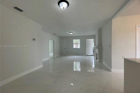 Casa en alquiler en Miami, Florida, 3 dormitorios, 99.41 m2 № 1952000 - foto 3