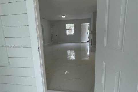 Casa en alquiler en Miami, Florida, 3 dormitorios, 99.41 m2 № 1952000 - foto 9