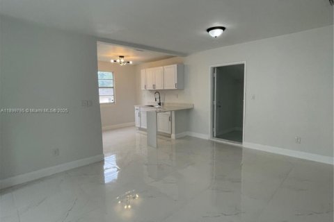 Casa en alquiler en Miami, Florida, 3 dormitorios, 99.41 m2 № 1952000 - foto 13