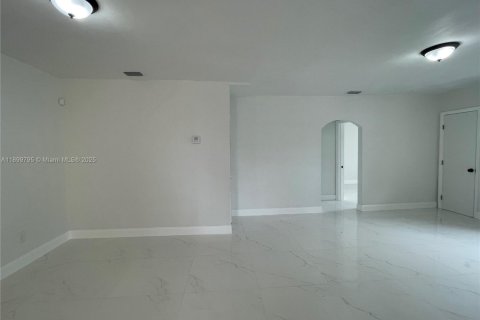 Casa en alquiler en Miami, Florida, 3 dormitorios, 99.41 m2 № 1952000 - foto 15