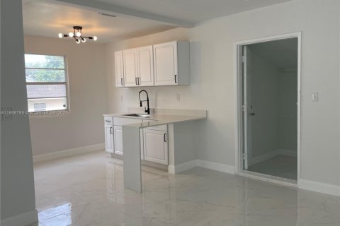 Casa en alquiler en Miami, Florida, 3 dormitorios, 99.41 m2 № 1952000 - foto 6