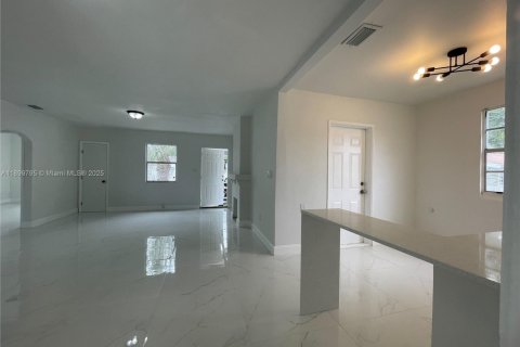 Casa en alquiler en Miami, Florida, 3 dormitorios, 99.41 m2 № 1952000 - foto 4