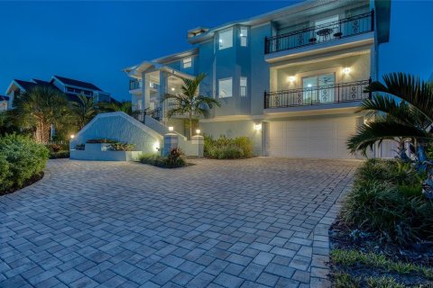 House in Tierra Verde, Florida 4 bedrooms, 315.87 sq.m. № 2290973
