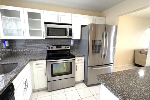 Купить кондоминиум в Санрайз, Флорида 2 спальни, 78.97м2, № 2066974 - фото 4