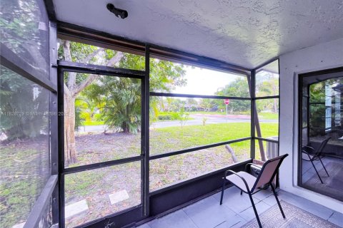 Townhouse in Royal Palm Beach, Florida 2 bedrooms, 110.65 sq.m. № 1800901 - photo 26