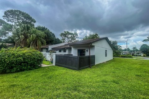 Townhouse in Royal Palm Beach, Florida 2 bedrooms, 110.65 sq.m. № 1800901 - photo 11