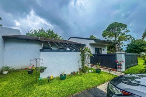 Townhouse in Royal Palm Beach, Florida 2 bedrooms, 110.65 sq.m. № 1800901 - photo 2