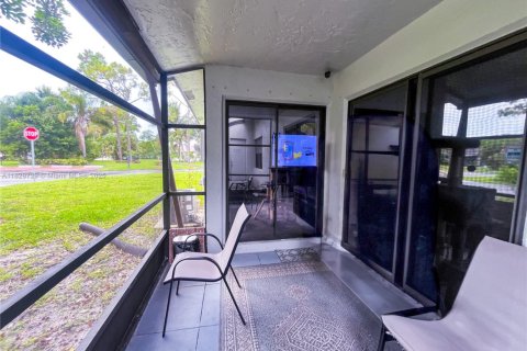 Townhouse in Royal Palm Beach, Florida 2 bedrooms, 110.65 sq.m. № 1800901 - photo 25