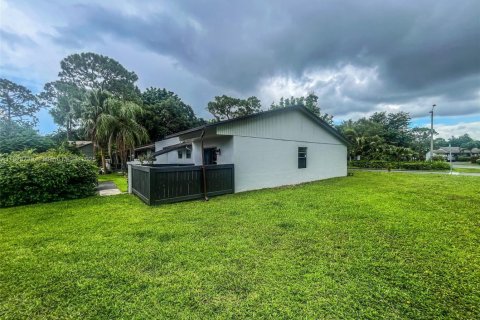 Townhouse in Royal Palm Beach, Florida 2 bedrooms, 110.65 sq.m. № 1800901 - photo 12