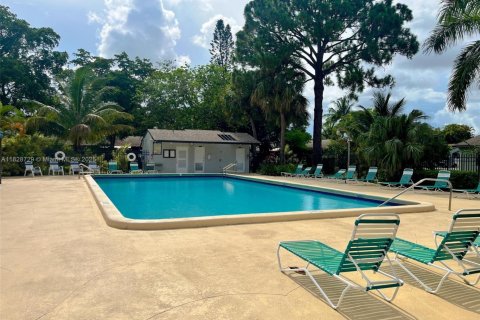 Townhouse in Royal Palm Beach, Florida 2 bedrooms, 110.65 sq.m. № 1800901 - photo 18