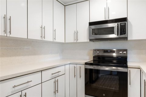 Condominio en venta en Pembroke Pines, Florida, 1 dormitorio, 97.08 m2 № 1892228 - foto 11