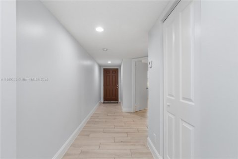 Condominio en venta en Pembroke Pines, Florida, 1 dormitorio, 97.08 m2 № 1892228 - foto 27