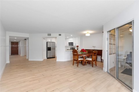 Condominio en venta en Pembroke Pines, Florida, 1 dormitorio, 97.08 m2 № 1892228 - foto 10