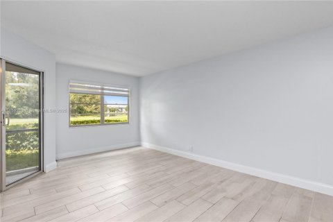 Condominio en venta en Pembroke Pines, Florida, 1 dormitorio, 97.08 m2 № 1892228 - foto 16