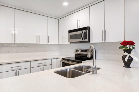Condominio en venta en Pembroke Pines, Florida, 1 dormitorio, 97.08 m2 № 1892228 - foto 12
