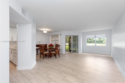 Condominio en venta en Pembroke Pines, Florida, 1 dormitorio, 97.08 m2 № 1892228 - foto 28