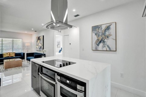 Casa en alquiler en El Portal, Florida, 4 dormitorios, 119.57 m2 № 1990769 - foto 9