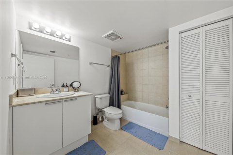 Condominio en venta en Sunny Isles Beach, Florida, 2 dormitorios, 117.61 m2 № 1953501 - foto 10
