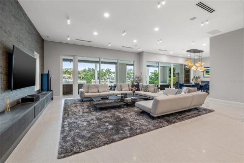 House in Saint Petersburg, Florida 5 bedrooms, 653.01 sq.m. № 921622 - photo 27