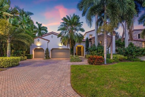 House in Saint Petersburg, Florida 5 bedrooms, 653.01 sq.m. № 921622 - photo 2