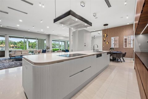 House in Saint Petersburg, Florida 5 bedrooms, 653.01 sq.m. № 921622 - photo 20