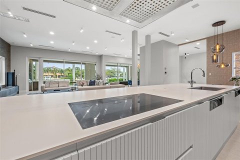 House in Saint Petersburg, Florida 5 bedrooms, 653.01 sq.m. № 921622 - photo 23