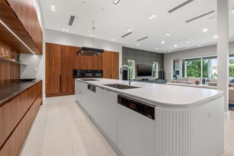 House in Saint Petersburg, Florida 5 bedrooms, 653.01 sq.m. № 921622 - photo 25