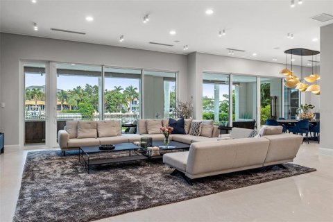 House in Saint Petersburg, Florida 5 bedrooms, 653.01 sq.m. № 921622 - photo 26