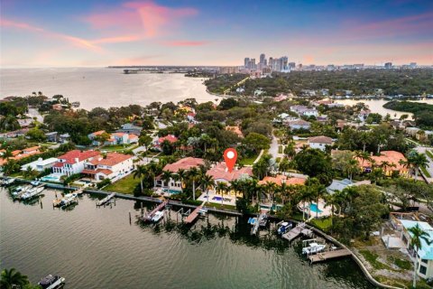 House in Saint Petersburg, Florida 5 bedrooms, 653.01 sq.m. № 921622 - photo 1