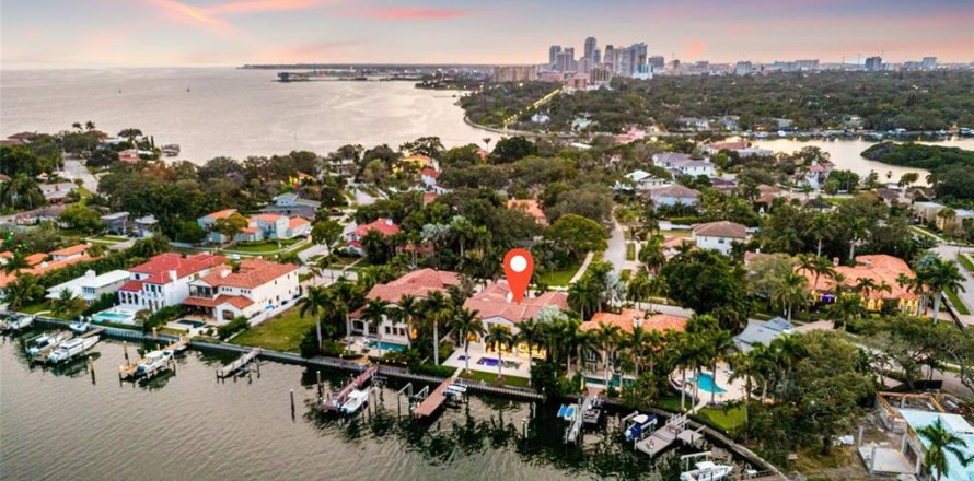 House in Saint Petersburg, Florida 5 bedrooms, 653.01 sq.m. № 921622