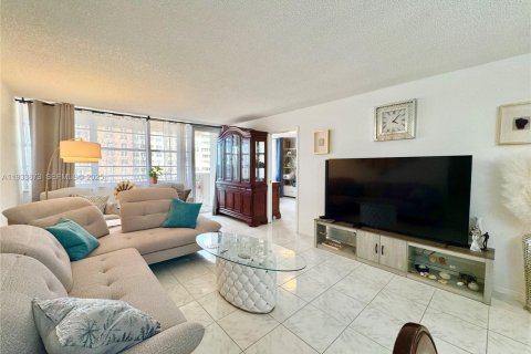 Снять в аренду кондоминиум в Санни-Айлс-Бич, Флорида 2 спальни, 100.98м2, № 1992263 - фото 8