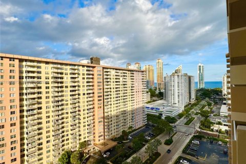 Снять в аренду кондоминиум в Санни-Айлс-Бич, Флорида 2 спальни, 100.98м2, № 1992263 - фото 3