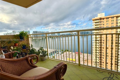 Снять в аренду кондоминиум в Санни-Айлс-Бич, Флорида 2 спальни, 100.98м2, № 1992263 - фото 1