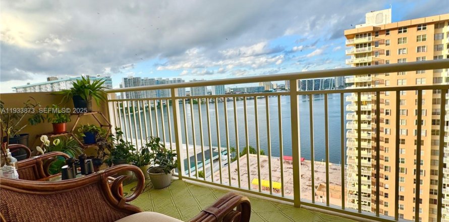 Кондоминиум с 2 спальнями в Санни-Айлс-Бич, Флорида № 1992263