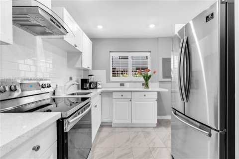 Villa ou maison à vendre à Miami Beach, Floride: 2 chambres, 82.87 m2 № 2065734 - photo 6